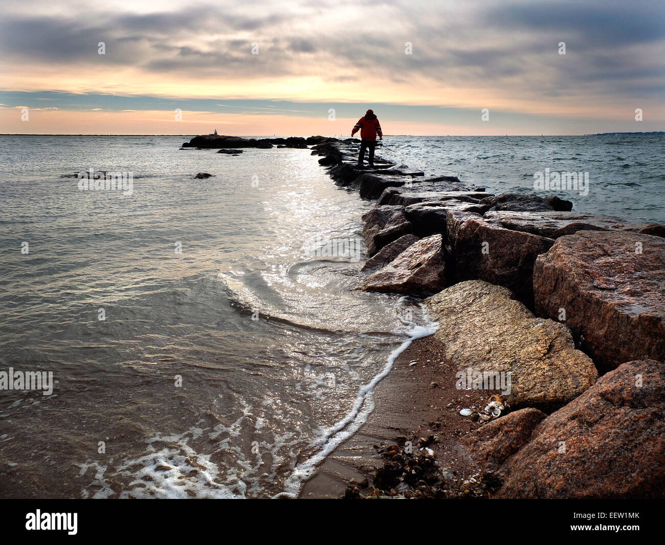 New Haven--Spaziergänge ein Mann an der Anlegestelle in Lighthouse Point Park in New Haven. Er genießt seinen Tag mit einem Spaziergang durch den Park am späten Nachmittag.  , Stockfoto