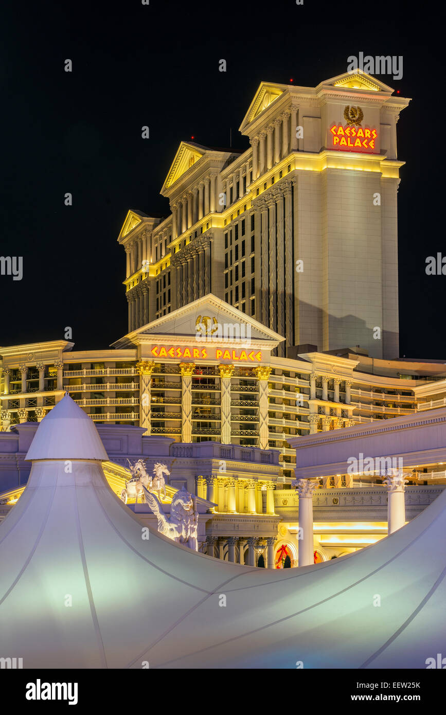 Nachtansicht des Caesars Palace Hotel and Casino, Las Vegas, Nevada, USA Stockfoto