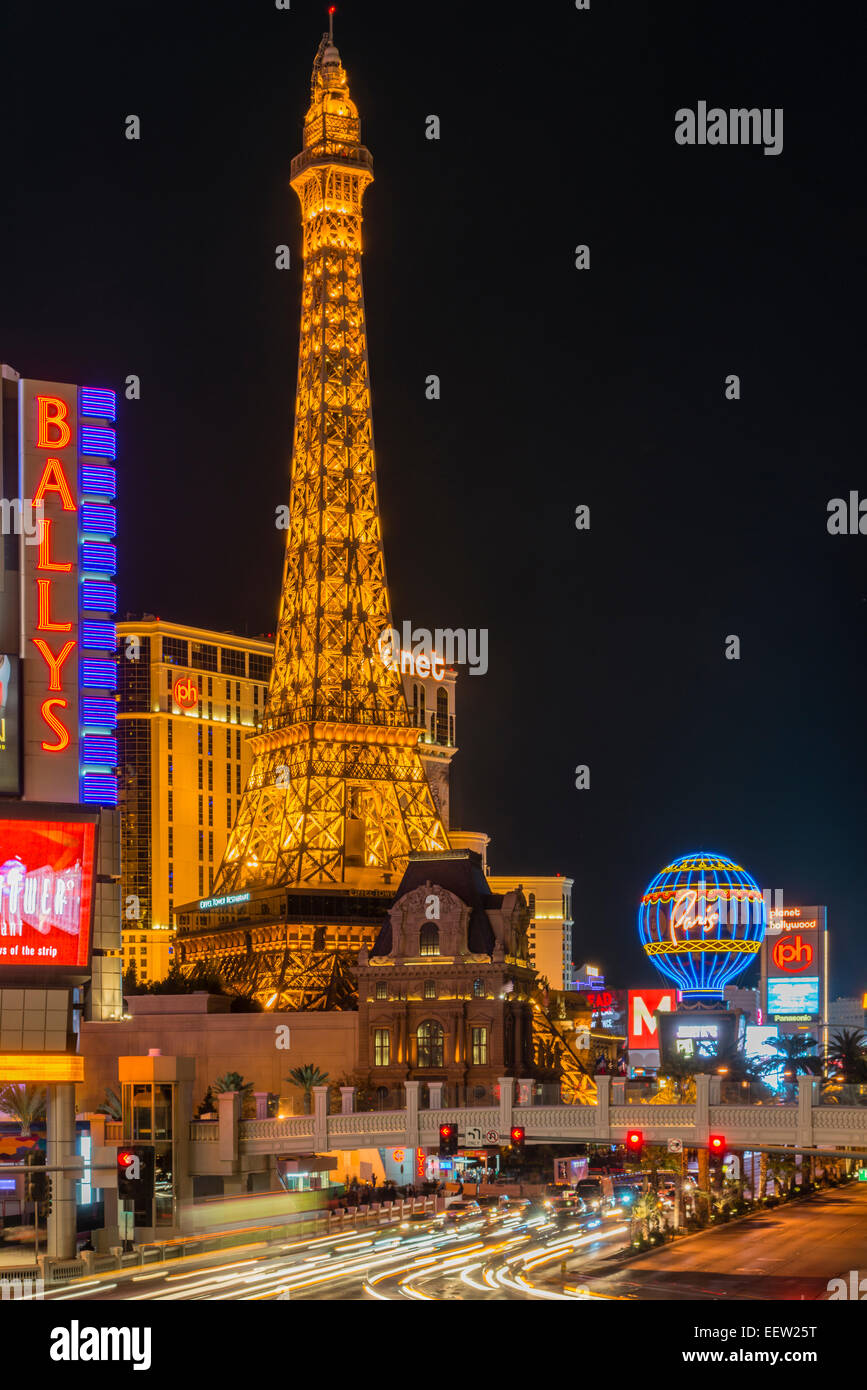 Las Vegas Strip mit Eiffelturm bei Nacht, Las Vegas, Nevada, USA Stockfoto