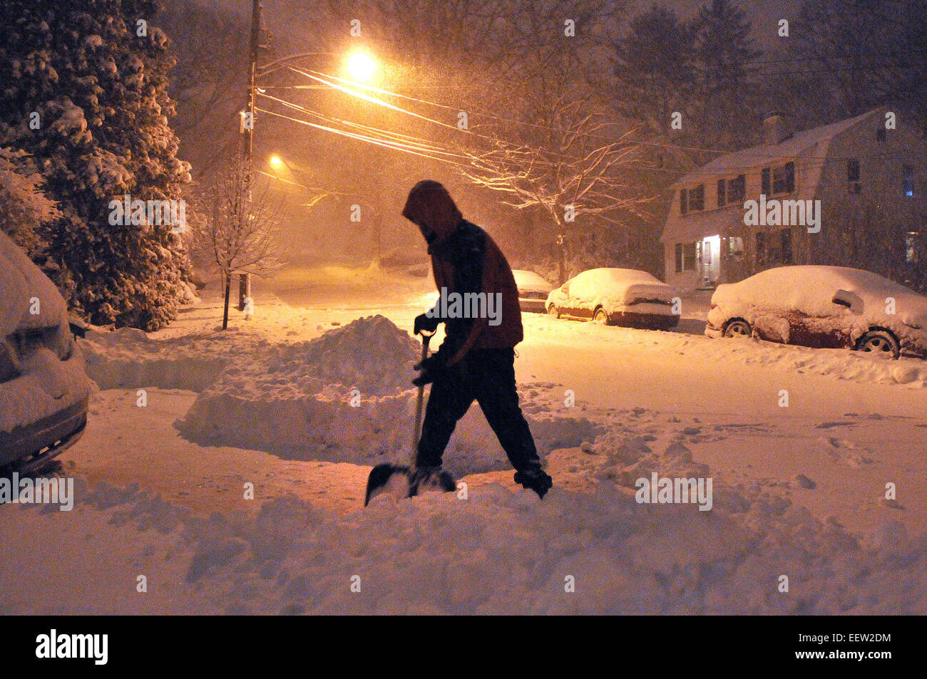 Schneeschaufeln bei Sturm in CT USA nachts Stockfoto