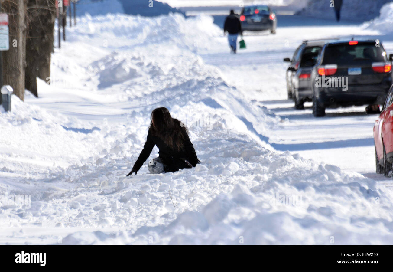 New Haven--eine Frau versucht durch eine Schneewehe entlang der Elm Street nahe dem Grün zu erhalten. Stockfoto