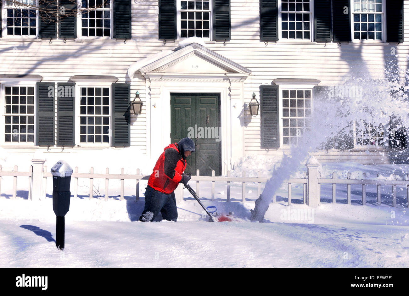 New Haven--Schneeräumen Arbeiter entlang der Elm Street nahe dem Grün. Stockfoto