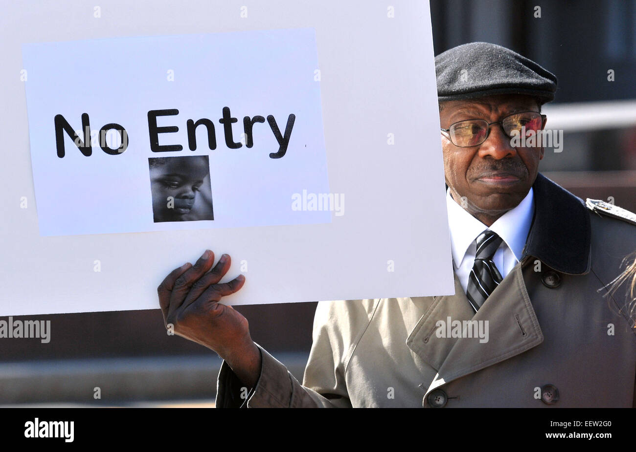 New Haven CT USA-Jerry Poole, ansässig im Stadtteil West River für über 25 Jahre, hält ein Schild während einer Pressekonferenz zur Ankündigung einer Gewalt Reduktion Initiative an der Ecke von Norton Street und Derby Avenue. Die Zeichen bedeutet, dass der Dialog nicht um Re-Entry von Jugendlichen (in der Gemeinschaft) gehen sollte, hatte inhaftiert worden, aber nicht mit ihnen im Gefängnis zu landen. Stockfoto