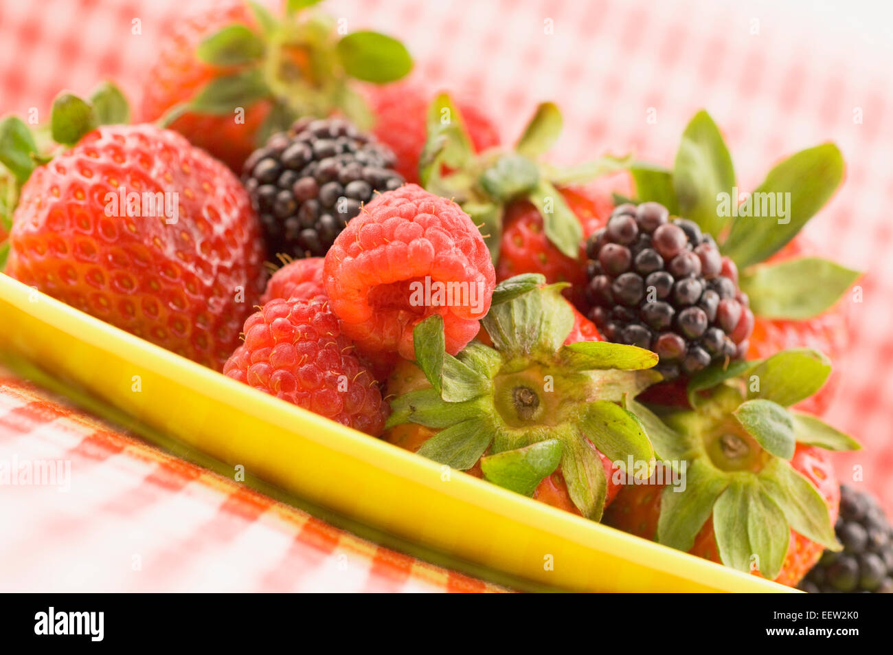Teller mit gemischten Beeren Stockfotografie - Alamy