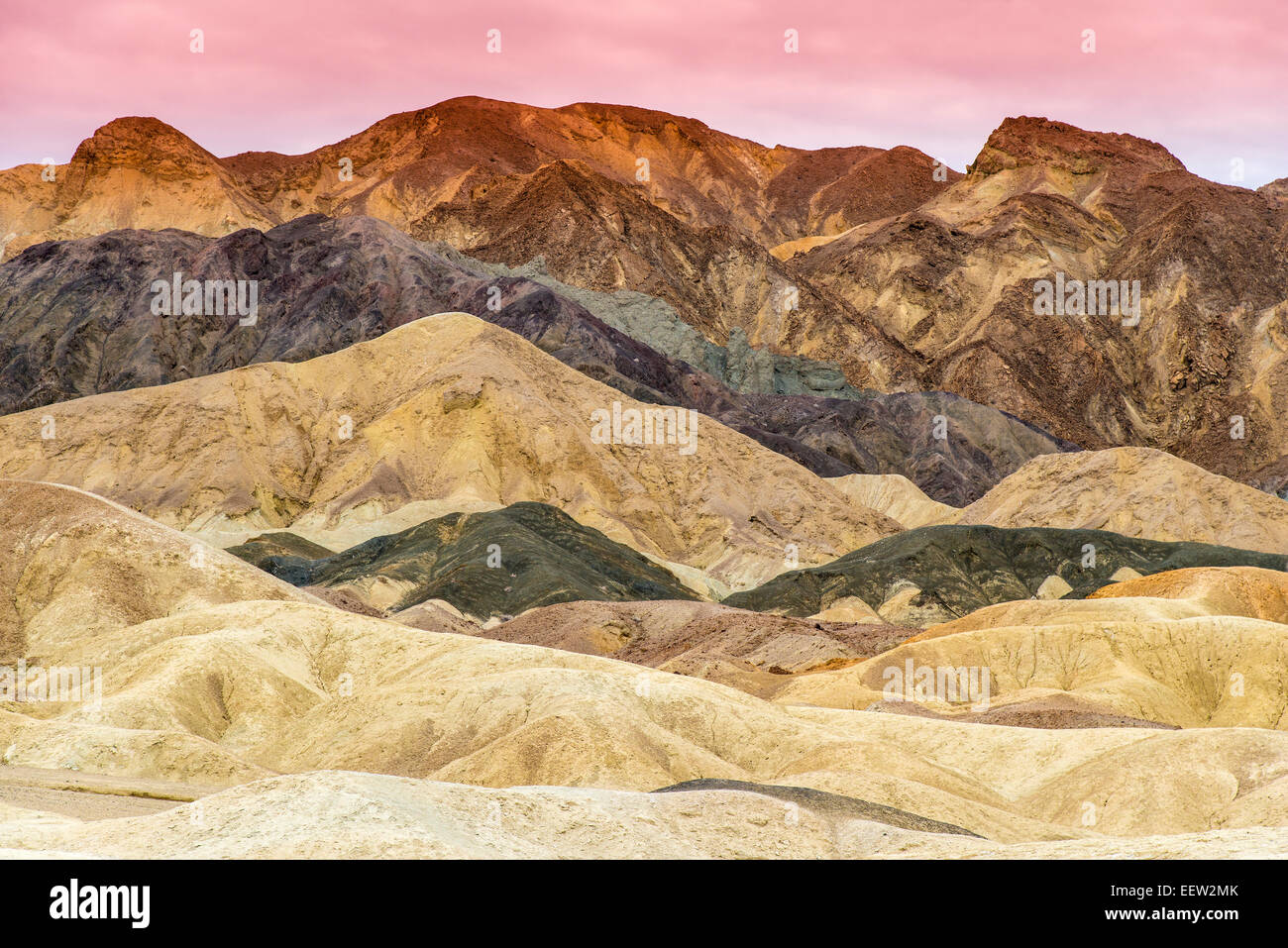 Panoramablick über mehrfarbige Badlands bei Twenty Mule Team Canyon, Death Valley Nationalpark, Kalifornien, USA Stockfoto