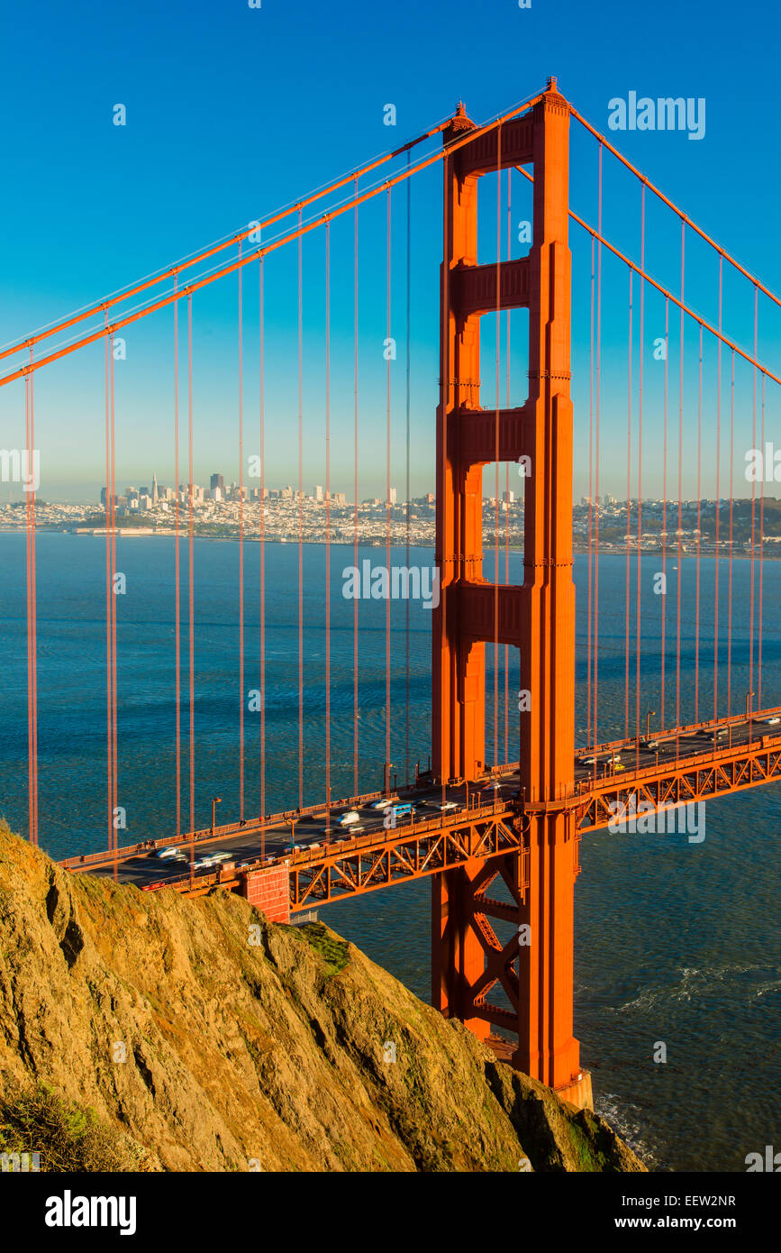 Blick vom Akku Spencer über die Golden Gate Bridge mit Skyline der Stadt im Hintergrund, San Francisco, Kalifornien, USA Stockfoto