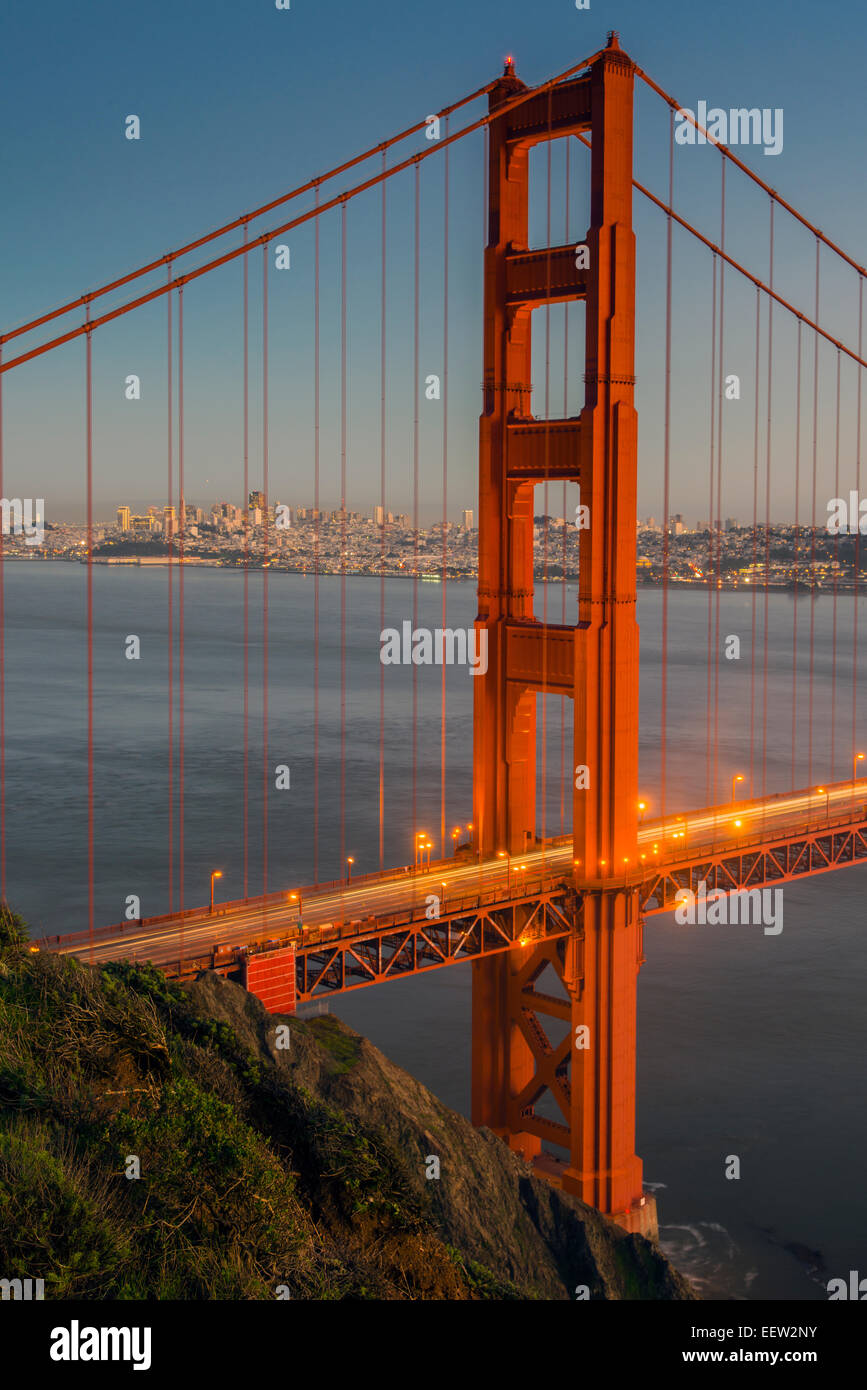 Blick vom Akku Spencer über die Golden Gate Bridge mit Skyline der Stadt im Hintergrund, San Francisco, Kalifornien, USA Stockfoto