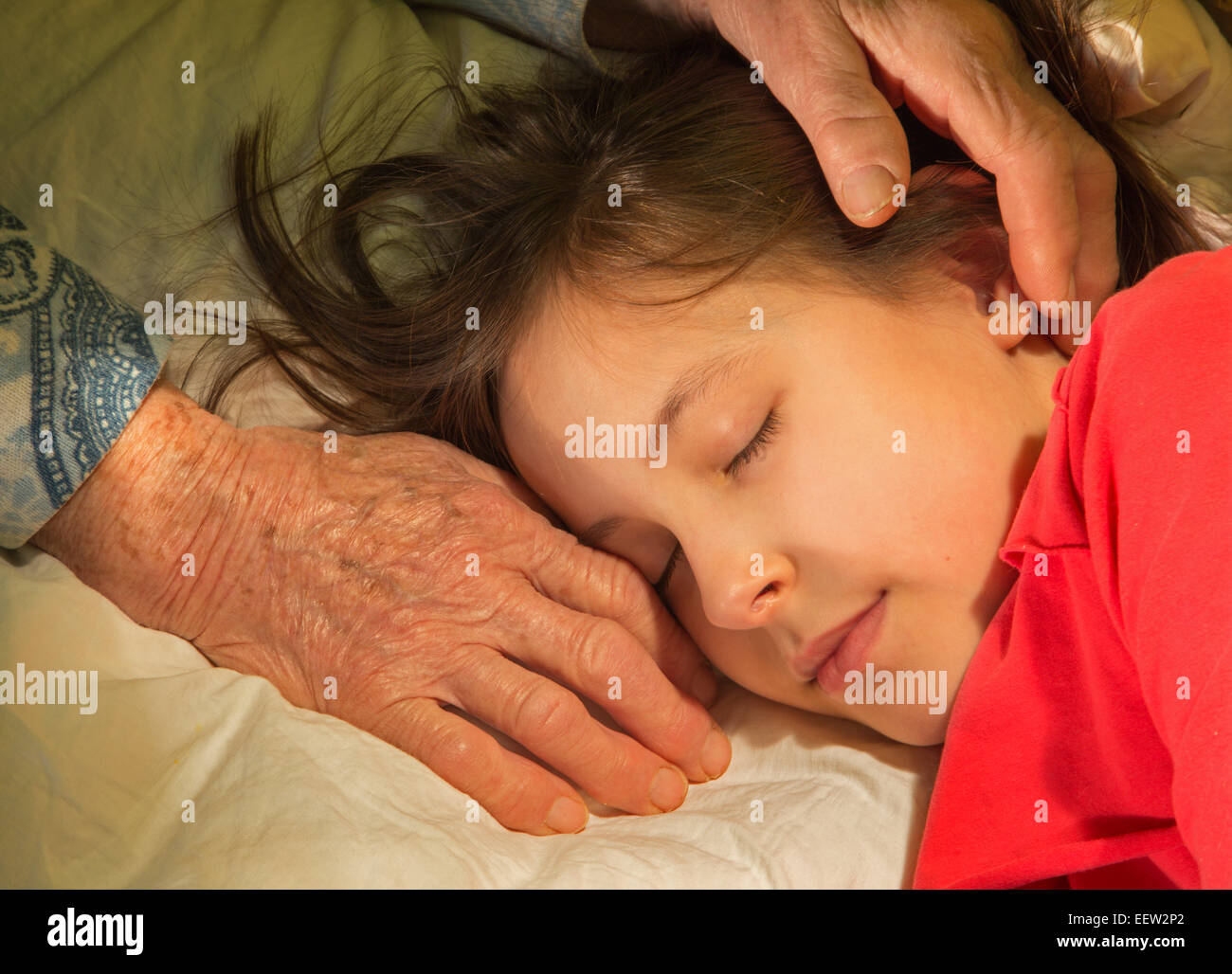 Händen der Großmutter und Enkelin morgens Stockfoto