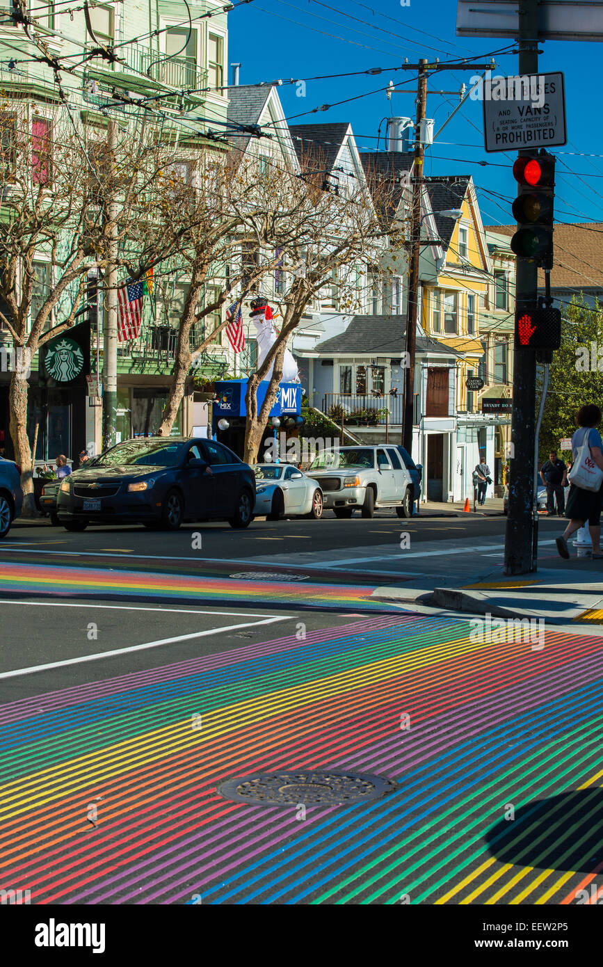 Fußgängerüberweg mit Regenbogenfarben Flagge Streifen in Castro Street, San Francisco, Kalifornien, USA Stockfoto