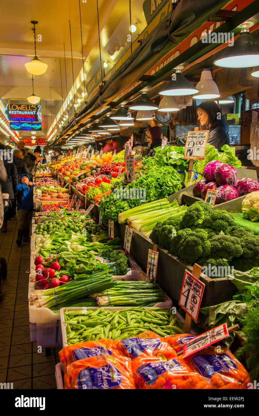 Obst und Gemüse Stall am Pike Place Market in Seattle, Washington, USA Stockfoto