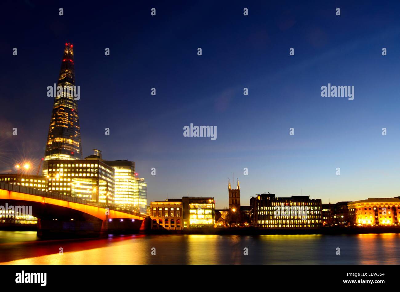 London Bridge und The Shard nachts aus über die Themse in London, England Stockfoto