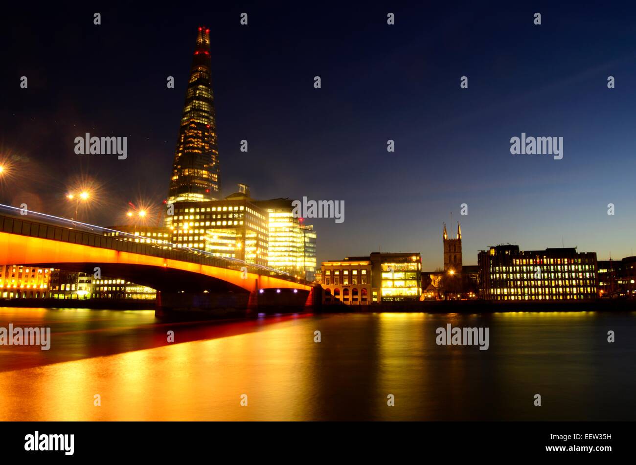 London Bridge und The Shard nachts aus über die Themse in London, England Stockfoto