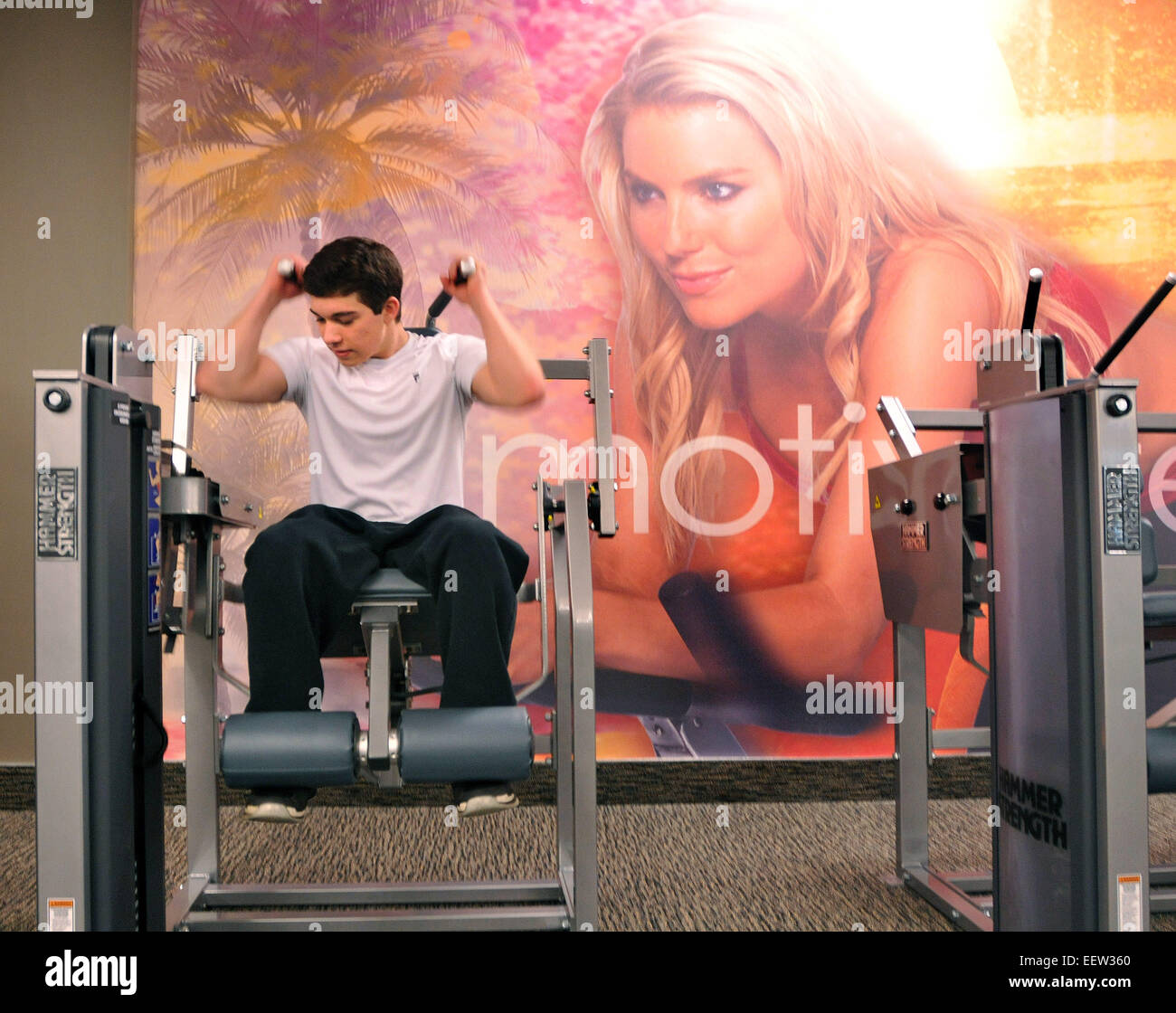 Milford, CT USA-Craig Rich von West Haven verwendet eine Crunch-Maschine bei der neuen LA-Fitness in der Westfield Connecticut Post Mall. Stockfoto