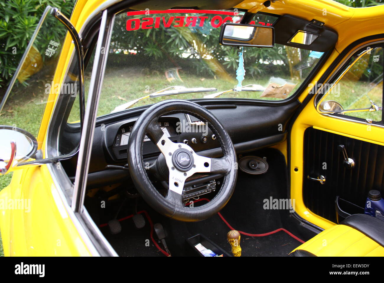 Innenraum Von Einem Gelben Fiat 500 Auf Einer Autoshow Stockfotografie Alamy