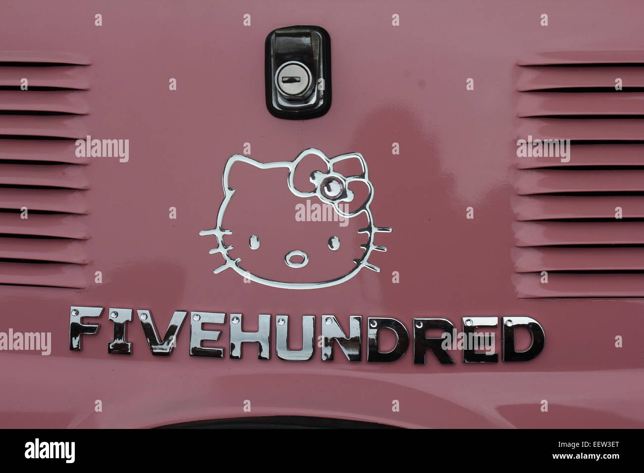 Fiat 500 mit einem Hello Kitty Logo und fünfhundert geschrieben in Chrom Buchstaben Stockfoto