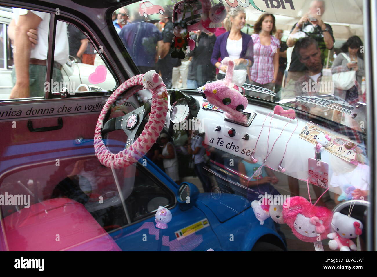 Fiat 500 Hello Kitty rosa Interieur Stockfoto