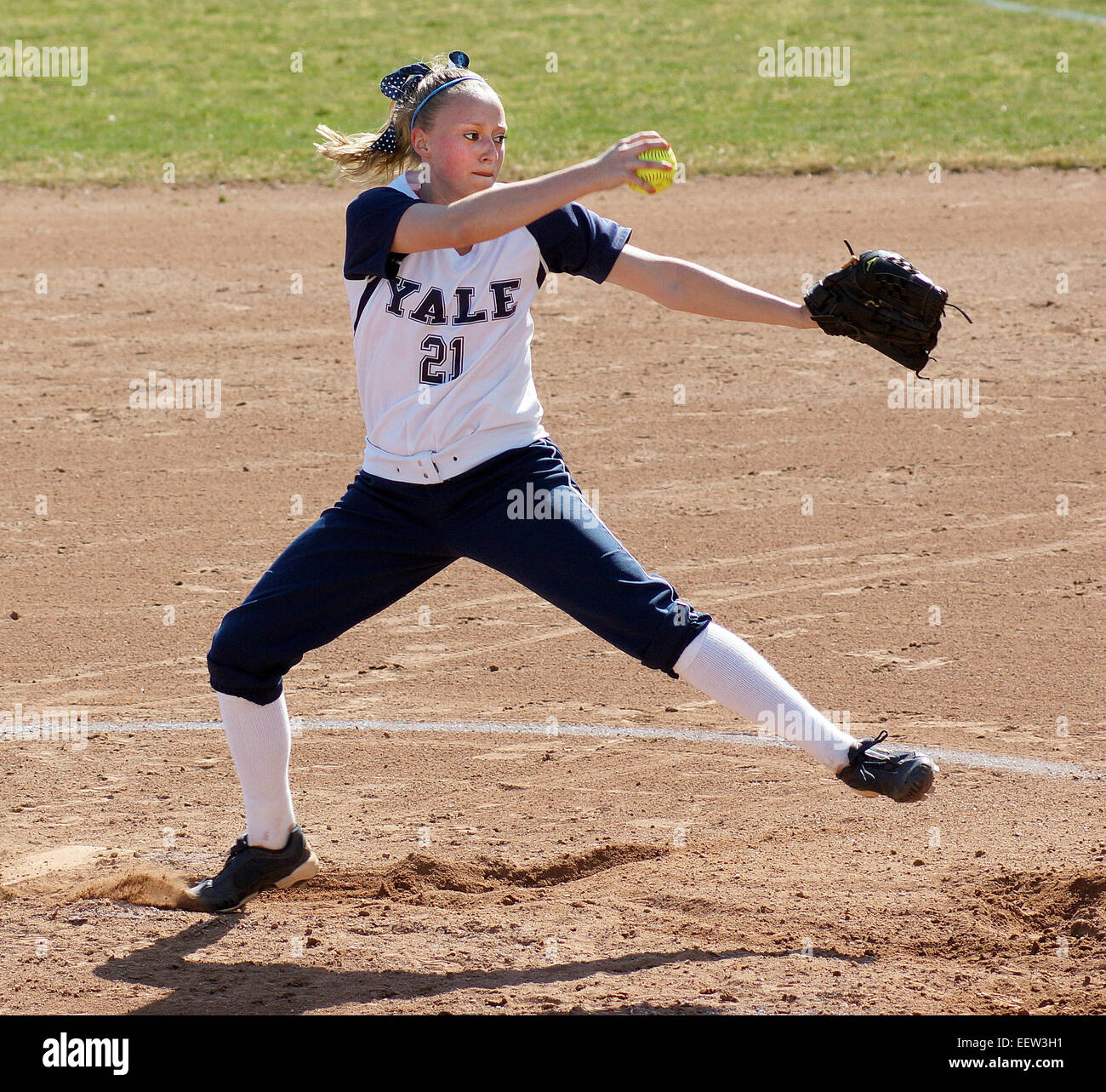 New Haven--Yale Chelsey Dunham windet sich während der zweiten Inning gegen Marist. Stockfoto