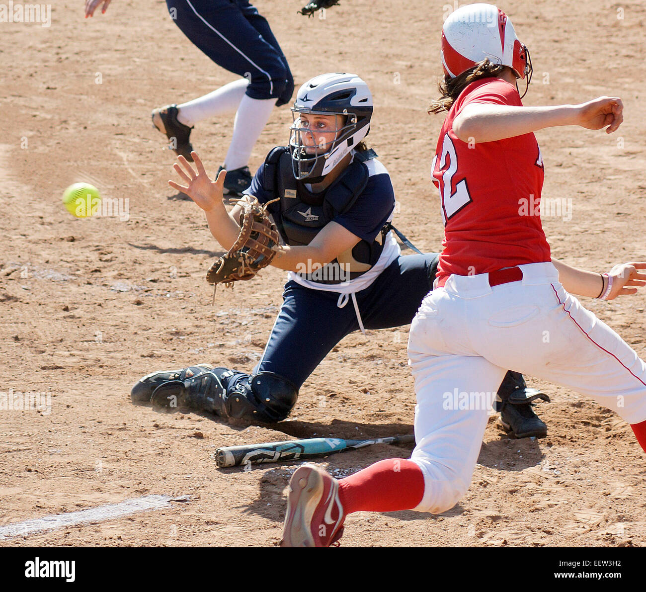 New Haven--Yale Catcher Sarah Onorato schaffe das Tag in der Zeit als Marist Laufsohle, Alyssa Zahka Folien für eine Punktzahl während der zweiten Inning. Stockfoto