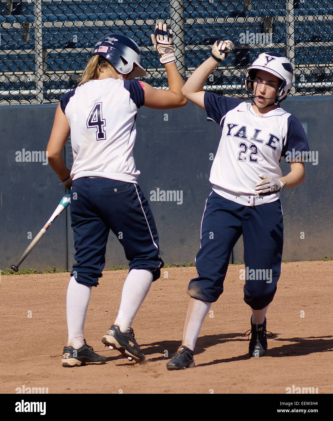 New Haven--Yales Tori Balta und Meg Johnson feiern 1. Inning laufen. Stockfoto