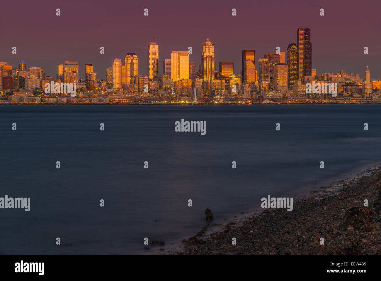 Die Skyline der Innenstadt bei Sonnenuntergang, Seattle, Washington, USA Stockfoto