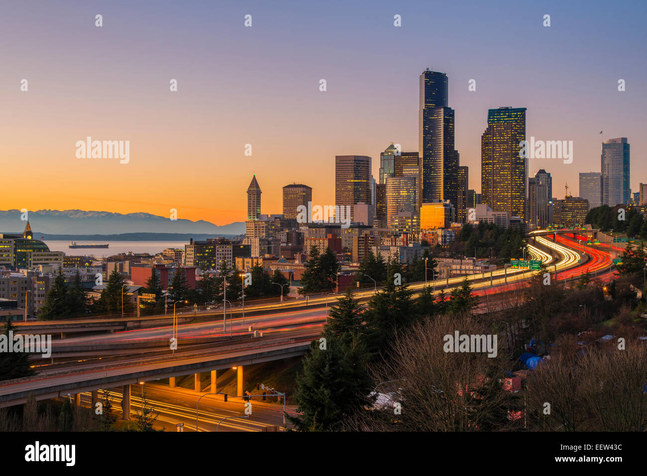 Autobahn-Verkehr und die Innenstadt von Skyline bei Sonnenuntergang, Seattle, Washington, USA Stockfoto