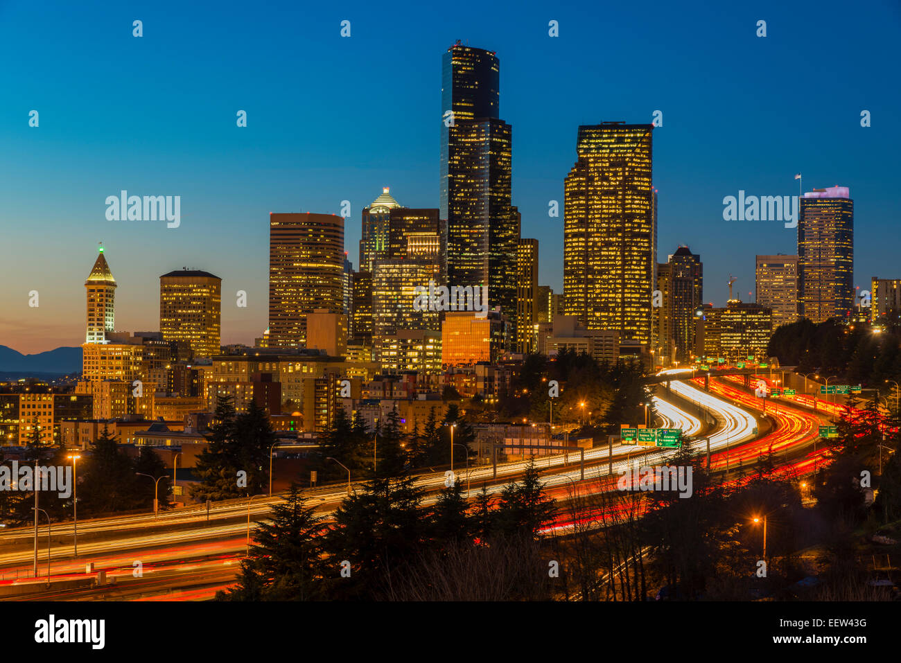 Autobahn-Verkehr und die Innenstadt von Skyline in der Abenddämmerung, Seattle, Washington, USA Stockfoto