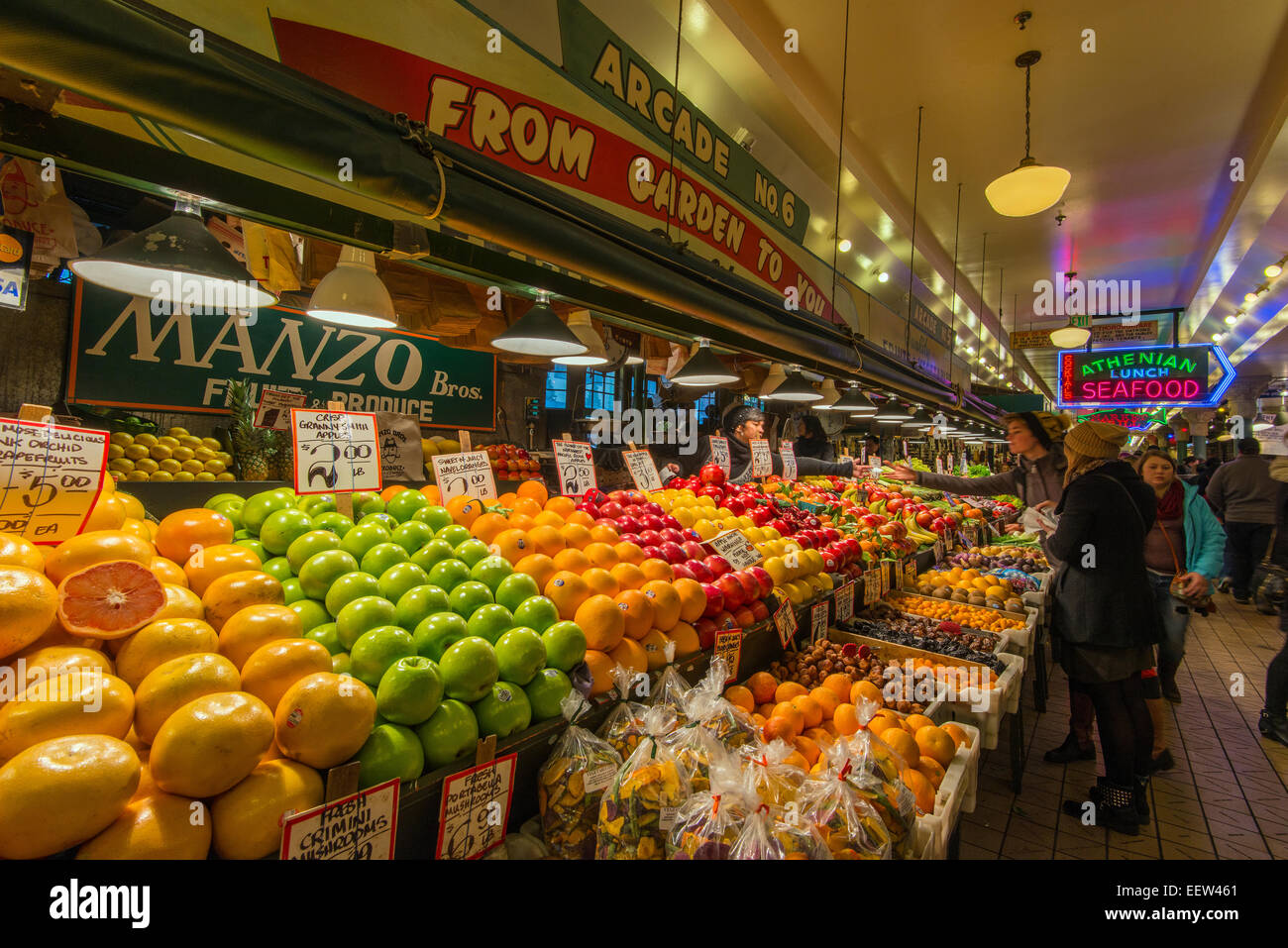 Obst und Gemüse Stall am Pike Place Market in Seattle, Washington, USA Stockfoto