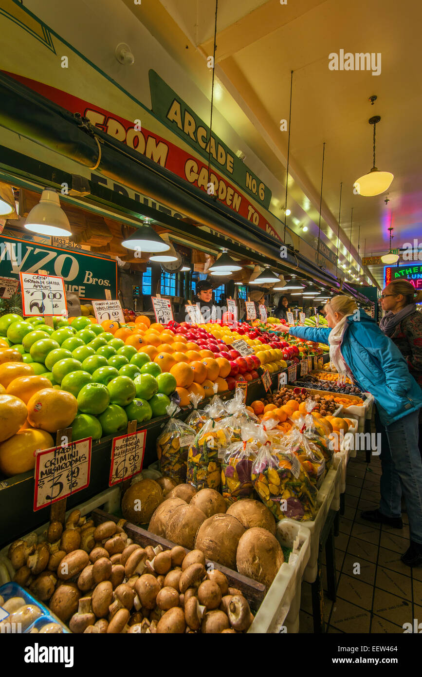 Obst und Gemüse Stall am Pike Place Market in Seattle, Washington, USA Stockfoto