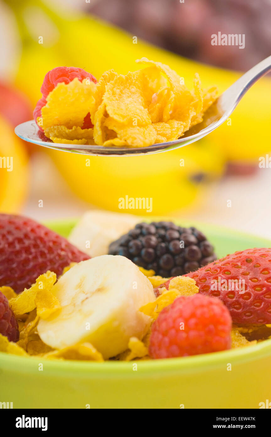 Schüssel mit Cornflakes mit Obst garniert Stockfoto