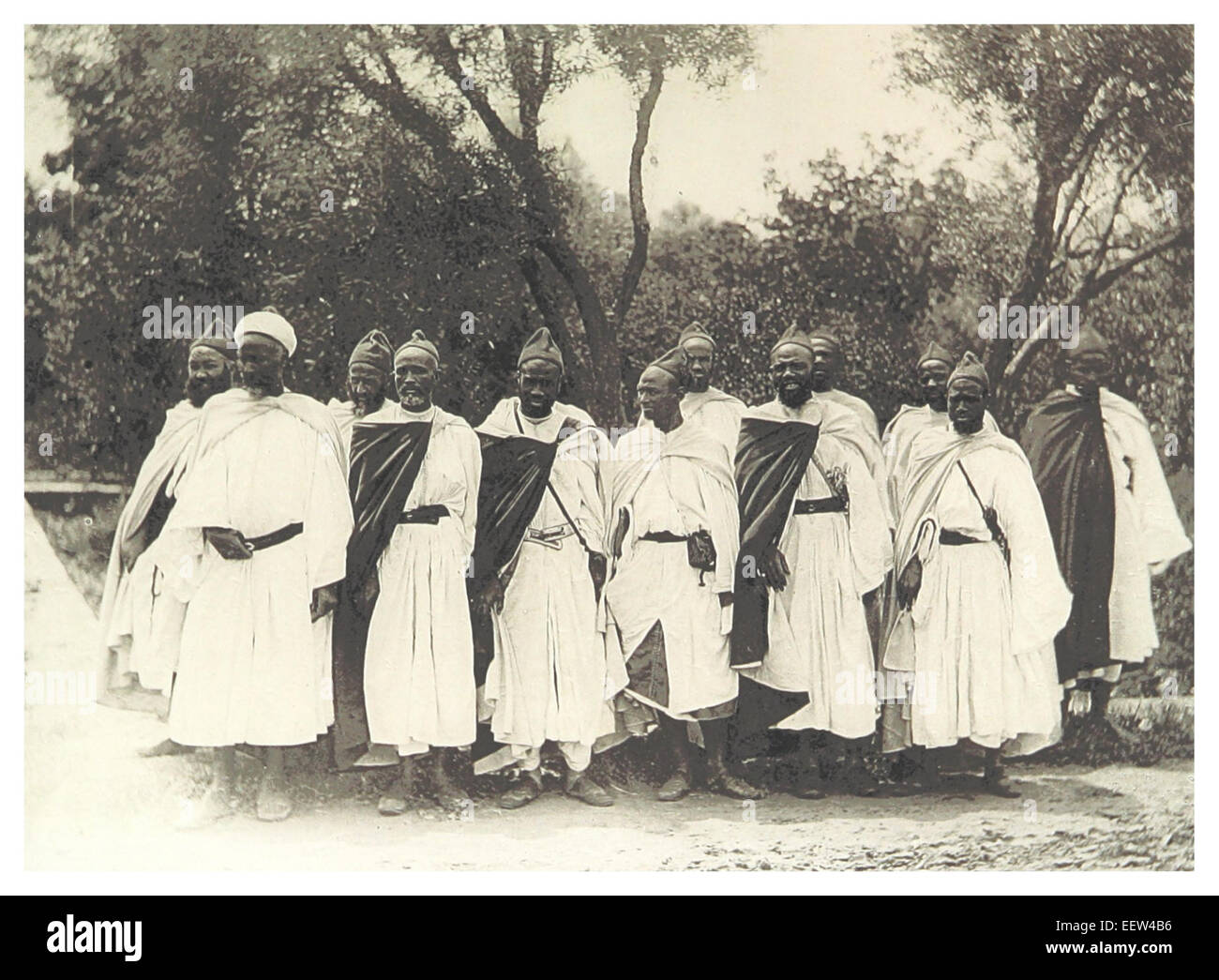 Eine Illustration von Trotter aus dem Jahr 1881 über Soldaten in einem Schlossgarten, die die militärische Präsenz in königlichen Gärten während des späten 19. Jahrhunderts feststellt. Stockfoto