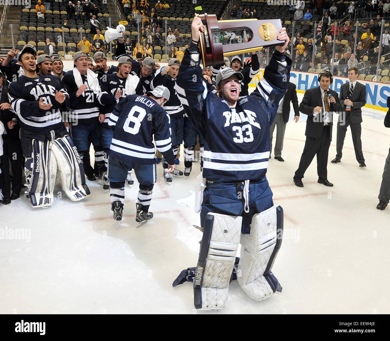 Pittsburg, PA USA - feiert Yale ihren Sieg über Quinnipiac für die 2013 NCAA Hockey-Meisterschaft. Stockfoto