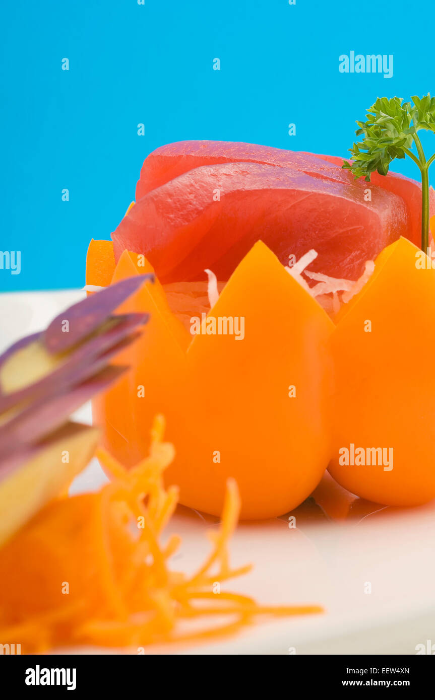 Thunfisch-Sashimi in einer dekorativen Pfeffer Schüssel mit Beilagen Stockfoto