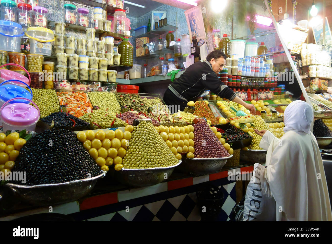 Oliven zum Verkauf auf dem Markt, Meknès, Marokko Stockfoto