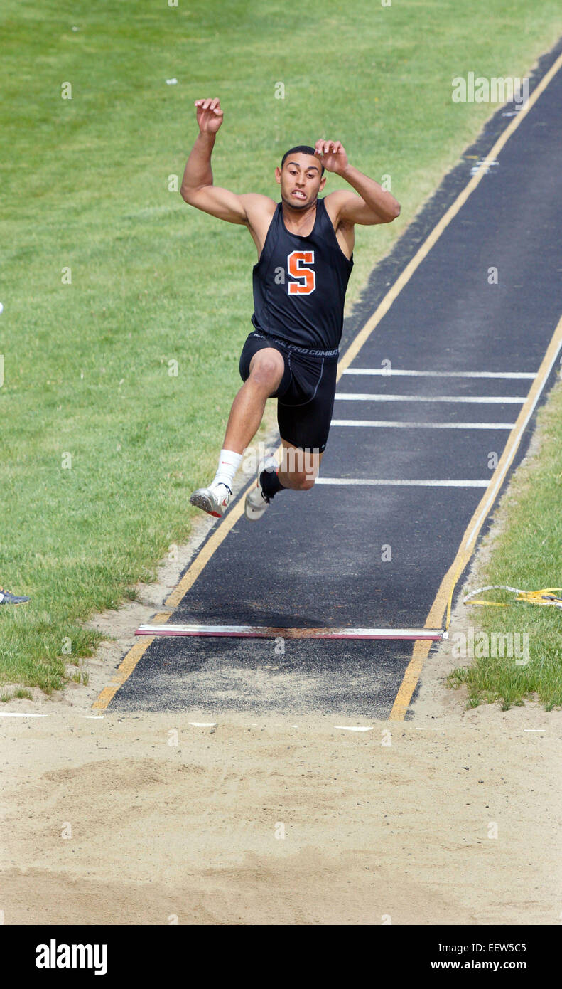 Amity, CT USA - Shelton Christian Federici bekommt 18' 10' während der SCC Osten Sektionaltore Track Meet. Stockfoto