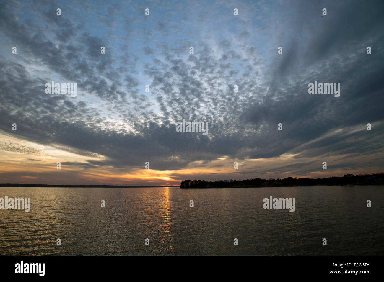 Lake Murray, Columbia, South Carolina, USA. 20. Januar 2015. Sonnenuntergang am See Murray, Columbia South Carolina 20. Januar 2015 Credit: Brian Jordan/Alamy Live News Stockfoto