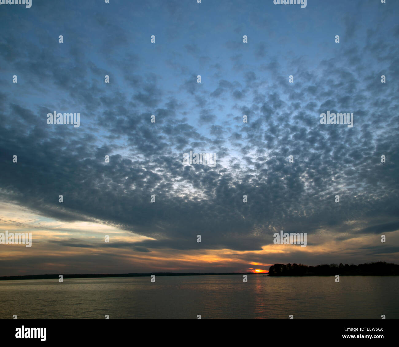 Lake Murray, Columbia, South Carolina, USA. 20. Januar 2015. Sonnenuntergang am See Murray, Columbia South Carolina 20. Januar 2015 Credit: Brian Jordan/Alamy Live News Stockfoto