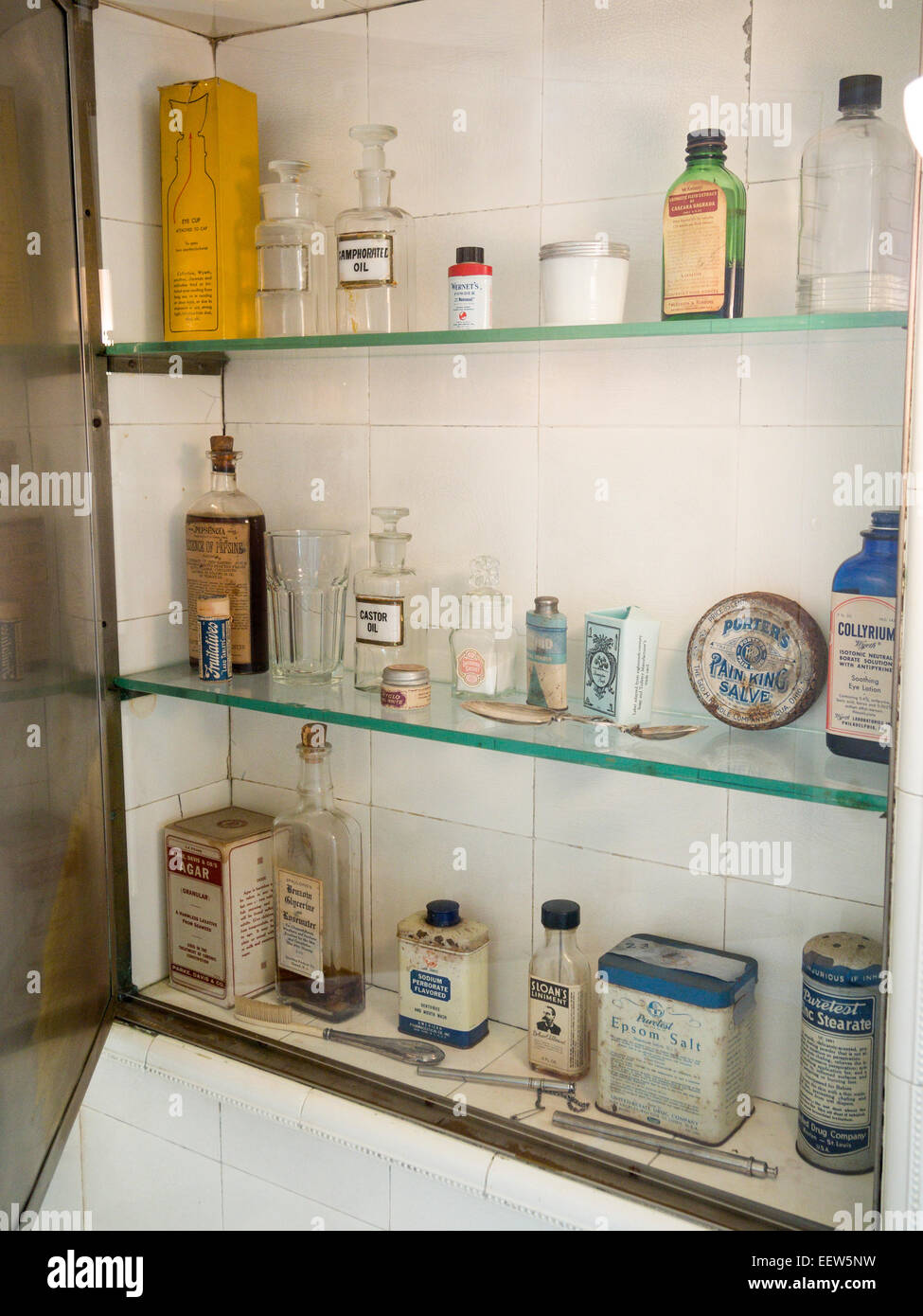 Hausapotheke, Anfang des 20. Jahrhunderts. Ein Badezimmerschrank gefüllt  mit alten Flaschen Medizin aus den frühen 1900er Jahren Stockfotografie -  Alamy