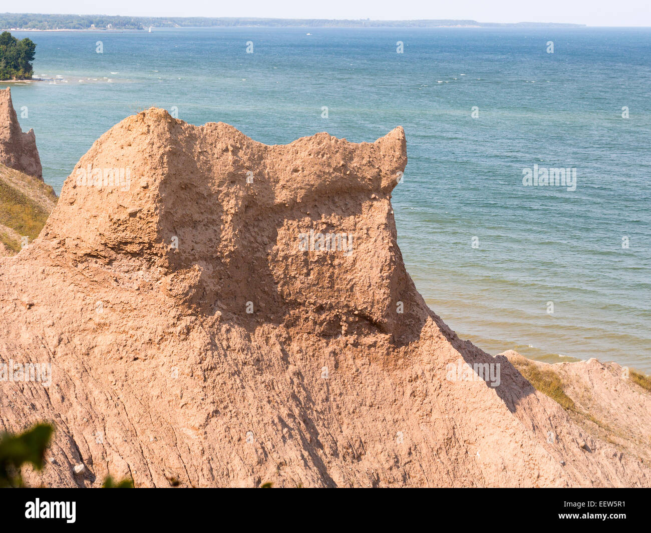 Clay Bluffs erodieren entlang der Ufer des Lake Ontariosees. Rosa Schornsteine von Spitzen Ton gebildet durch Erosion der Küste Stockfoto