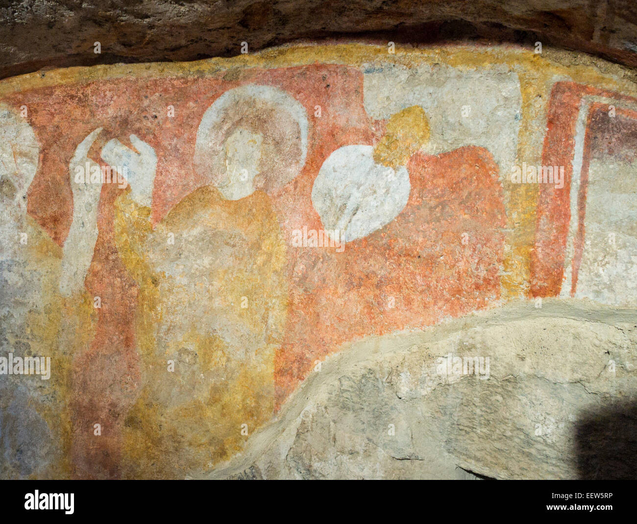 Ausschnitt aus einer verblichenen Wandmalerei im Kloster. Gesichter sind fast zu unterscheiden in diesem Fresko in das Heiligtum aufbewahrt Stockfoto