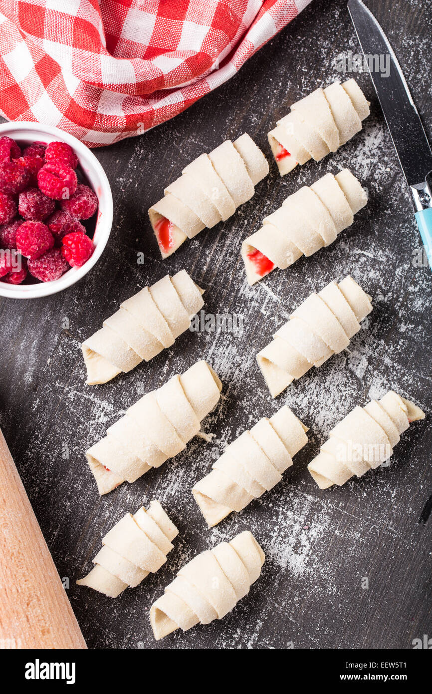 Herstellung von Croissants mit Himbeeren Stockfoto