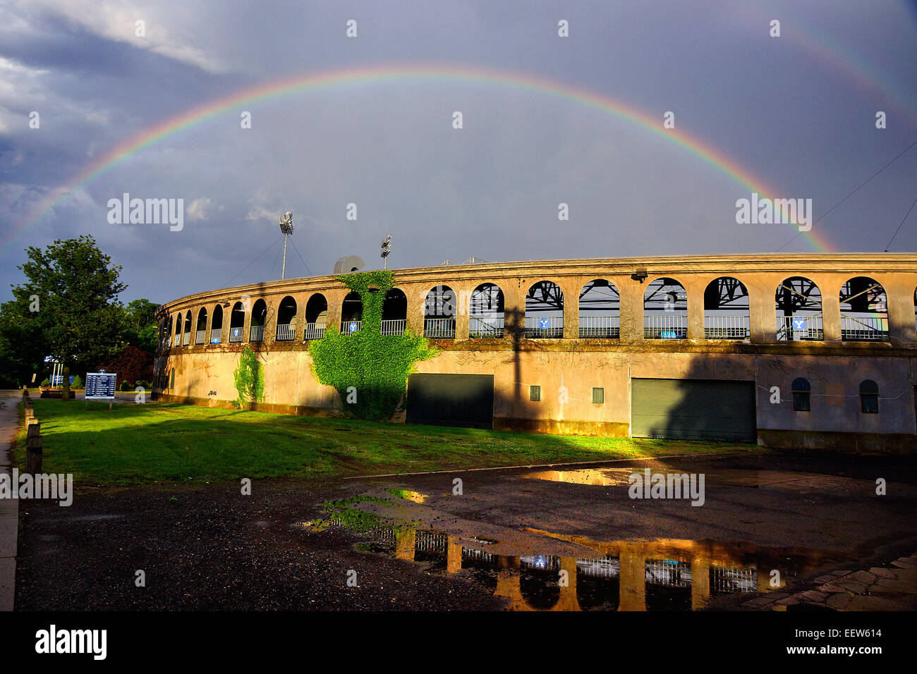 New Haven CT USA - A Regenbogen Formen über Yale Bereich Baseball-Stadion nach einer frühen Abend Dusche durchlief der Region New Haven. Stockfoto