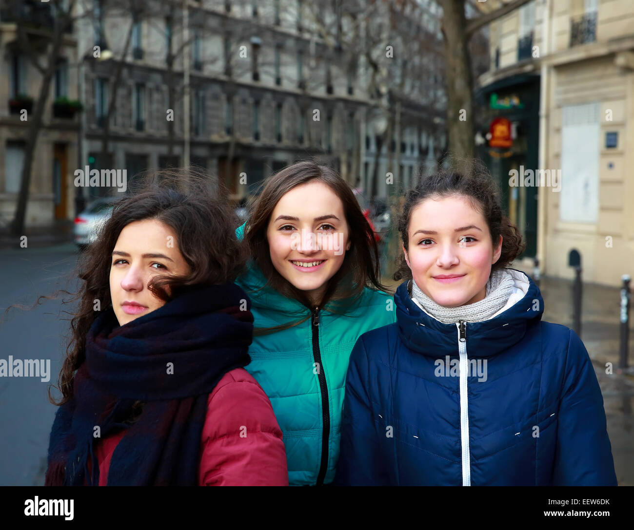 Studenten-Mädchen, die Spaß in der Stadt Stockfoto