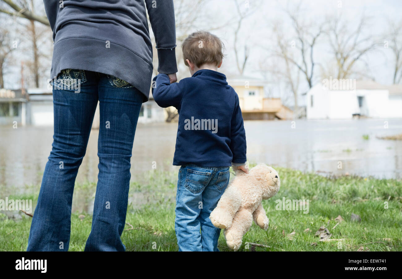 Mutter und Sohn stehen in der überfluteten Stadt Stockfoto