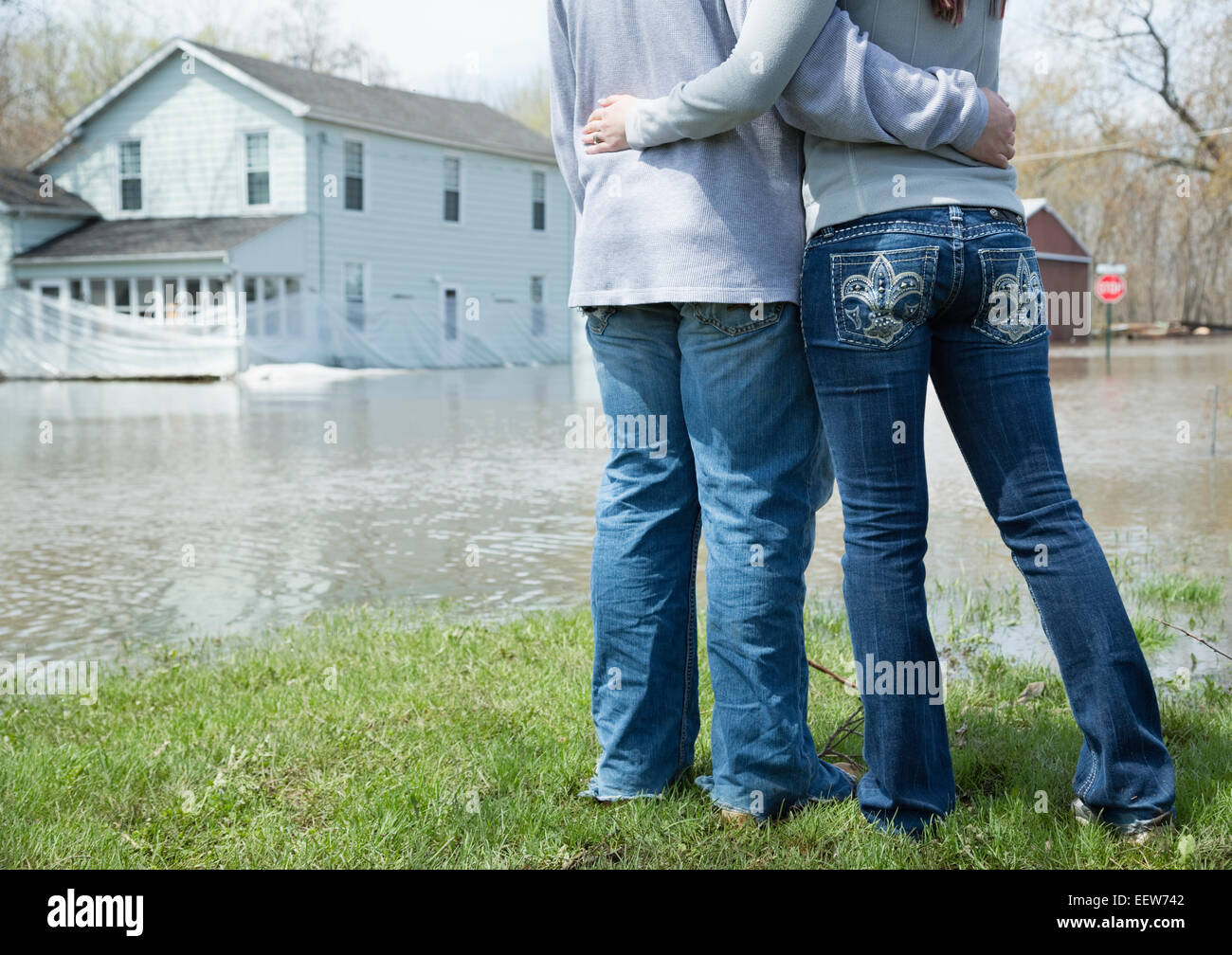 Paar auf der Suche im Haus umgeben von Hochwasser Stockfoto