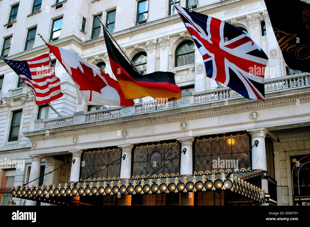 New York City: Amerikanische, kanadische, deutsche und britische Flaggen wehen über den Eingang Ost Fassade des sagenumwobenen Plaza Hotel Stockfoto