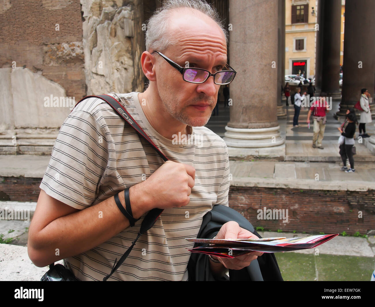 Ein Tourist mit einer Karte verloren auf den Straßen von Rom Stockfoto