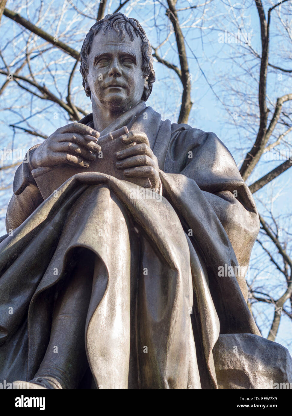 Statue von Walter Scott im Central Park. Bronze-Statuen von berühmten historischen Persönlichkeiten wie Walter Scott schmücken die Wege Stockfoto