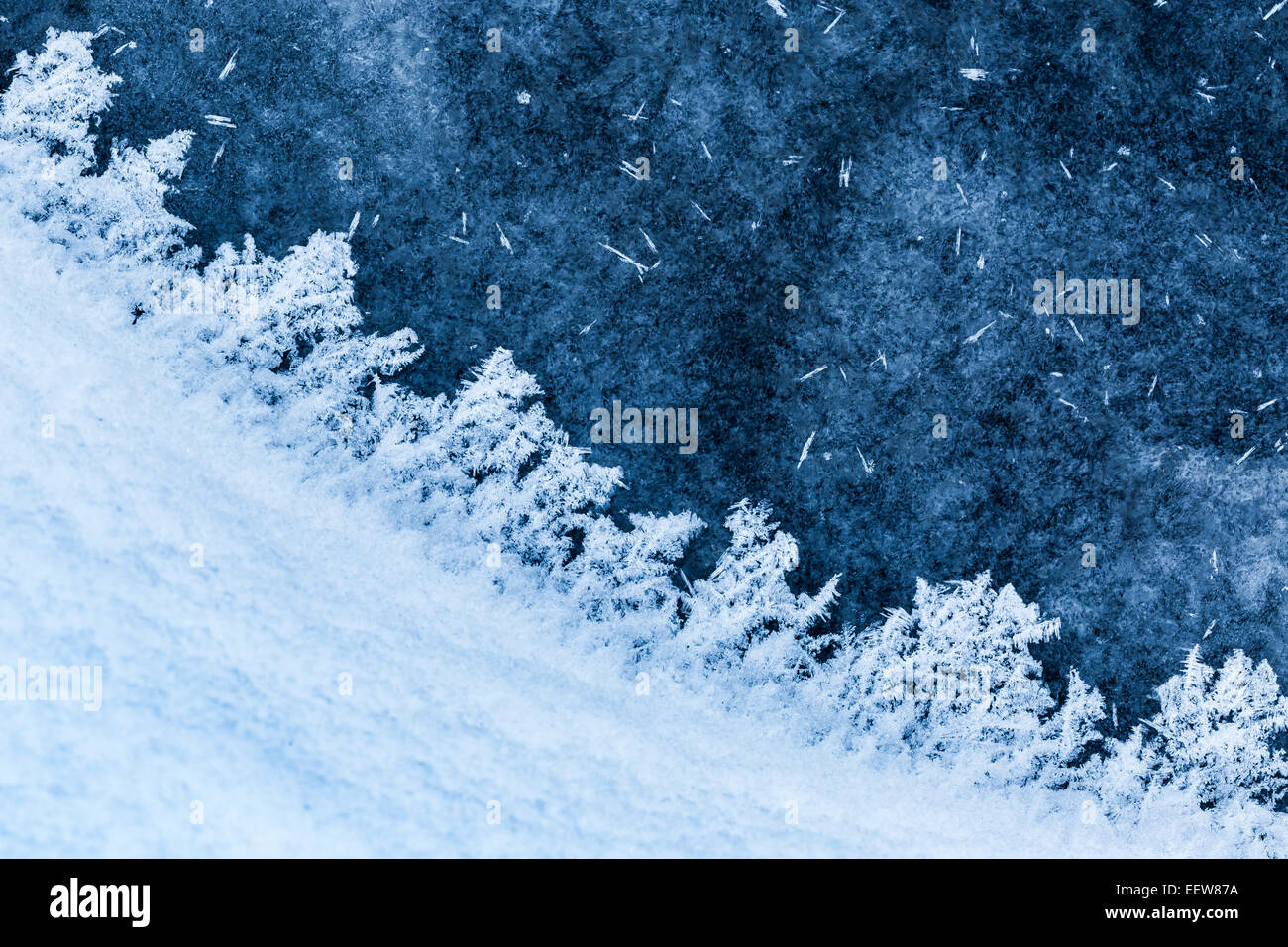 Frost-Formationen von Snowbank nach außen wächst über Stream Eis entlang Quigley Creek, Central Michigan, USA Stockfoto