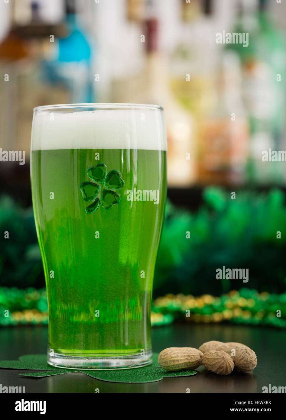 Glas grün Bier Stockfoto