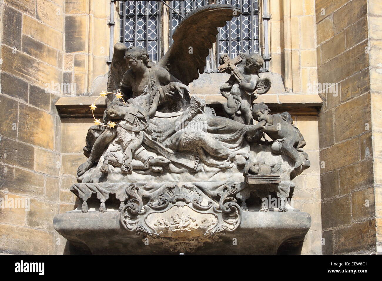 Statue des Heiligen Johannes von Nepomuk am St.-Veits-Dom, Prag Stockfoto